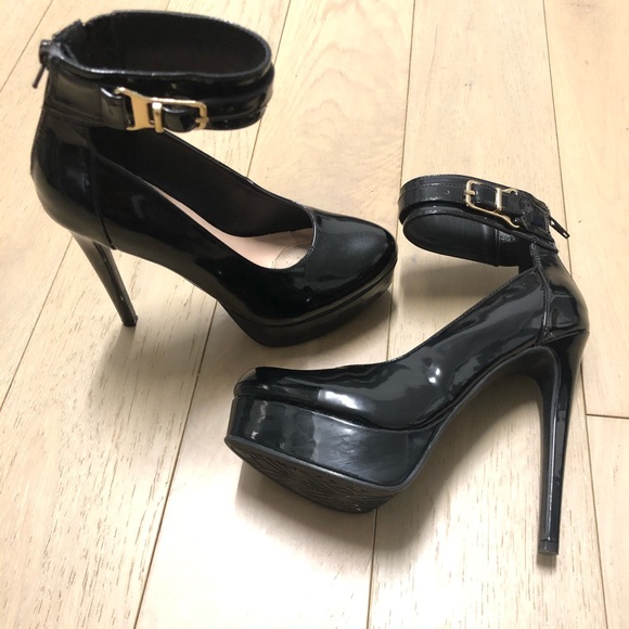 Signature Shoes - Black pat leather platform heels sz6.5